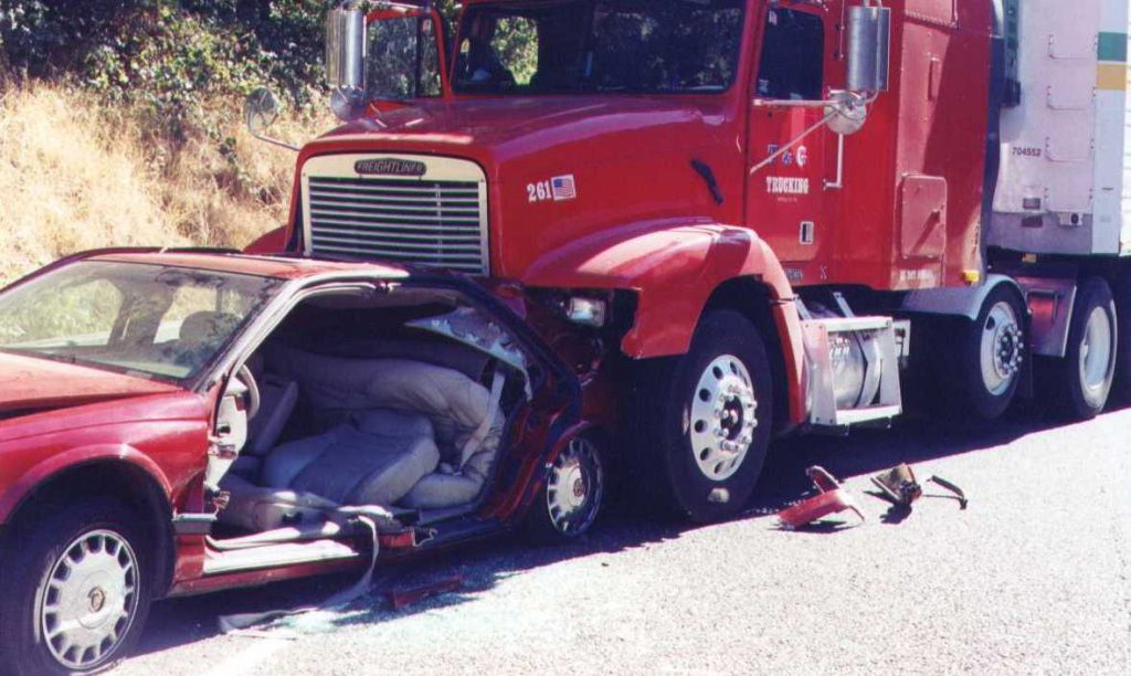 El Mejor Bufete Legal de Abogados de Accidentes de Semi Camión, Abogados Para Demandas de Accidentes de Camiones Whittier California